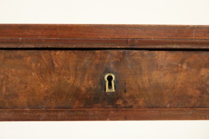 Particolare tavolo-consolle da centro