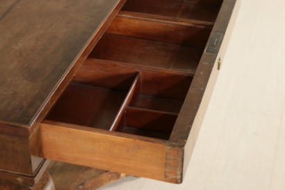 Particolare tavolo-consolle da centro