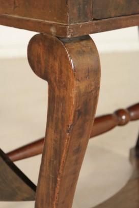 Particolare tavolo-consolle da centro