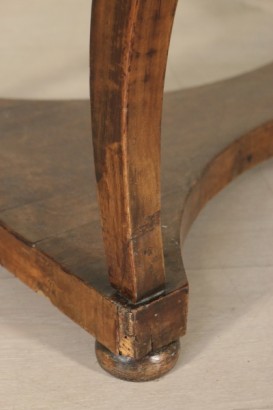 Particolare tavolo-consolle da centro