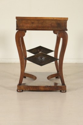 Particolare tavolo-consolle da centro