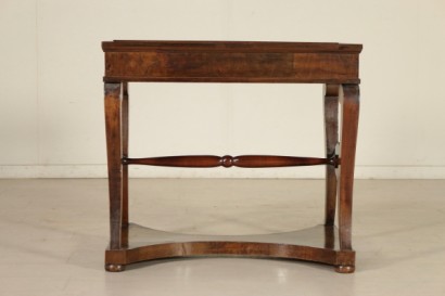 Particolare tavolo-consolle da centro