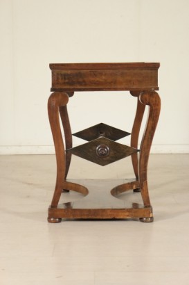 Particolare tavolo-consolle da centro