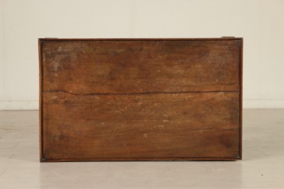 Particolare tavolo-consolle da centro