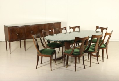 Tavolo con sedie e buffet