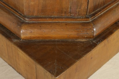 Comodino-colonna Impero - particolare base