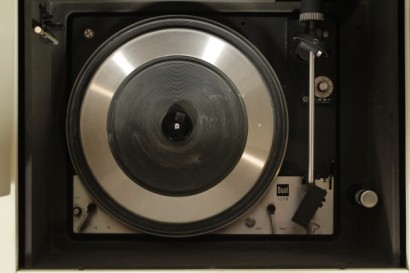 stereo cabinet, vintage stereo, mario bellini, swivel speakers, vintage hi-fi, vintage turntable, designer turntable, modern antique turntable, {* $ 0 $ *}, anticonline, brionvega, totem, Totem Mario Bellini, totem bellini, 70's , stereo from the 70s, turntable from the 70s
