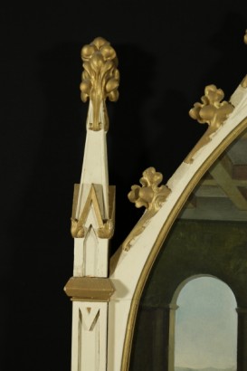 Mesa consola de estilo neogótico con detalle pintado