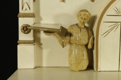 Mesa consola de estilo neogótico con detalle pintado