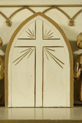 Mesa consola de estilo neogótico con detalle pintado