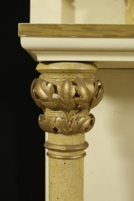 Mesa consola de estilo neogótico con detalle pintado
