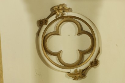 Mesa consola de estilo neogótico con detalle pintado