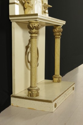 Mesa consola de estilo neogótico con detalle pintado