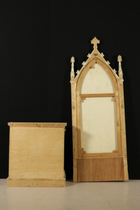 Consola de estilo neogótico con el respaldo de la pintura