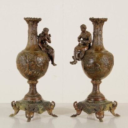 jarrones, jarrones liberty, par de jarrones, par de jarrones liberty, jarrones de antimonio, jarrones de antimonio, jarrones decorados, decoraciones en relieve, jarrones con base de mármol, base de mármol, {* $ 0 $ *}, anticonline