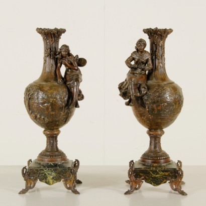 jarrones, jarrones liberty, par de jarrones, par de jarrones liberty, jarrones de antimonio, jarrones de antimonio, jarrones decorados, decoraciones en relieve, jarrones con base de mármol, base de mármol, {* $ 0 $ *}, anticonline