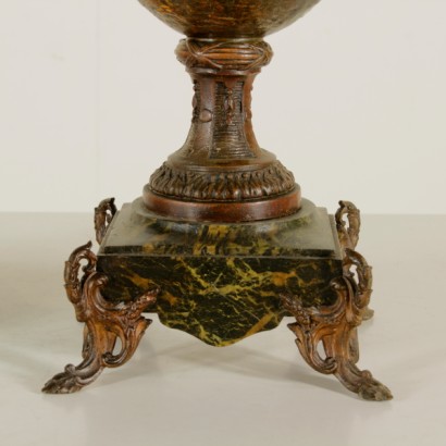 jarrones, jarrones liberty, par de jarrones, par de jarrones liberty, jarrones de antimonio, jarrones de antimonio, jarrones decorados, decoraciones en relieve, jarrones con base de mármol, base de mármol, {* $ 0 $ *}, anticonline