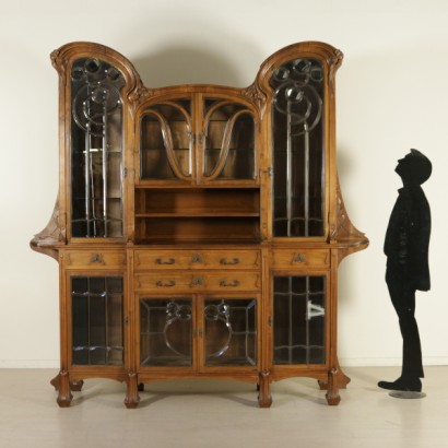 credenza, credenza liberty. credenza 900, credenza primi 900, credenza in noce, credenza in noce massello, credenza noce massello, credenza con intagli, intaglia floreali, credenza con intagli floreali, credenza carlo zen, credenza a giorno, maniglie in bronzo, di mano in mano, anticonline