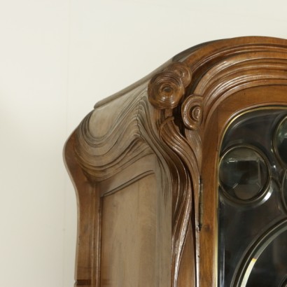credenza, credenza liberty. credenza 900, credenza primi 900, credenza in noce, credenza in noce massello, credenza noce massello, credenza con intagli, intaglia floreali, credenza con intagli floreali, credenza carlo zen, credenza a giorno, maniglie in bronzo, di mano in mano, anticonline
