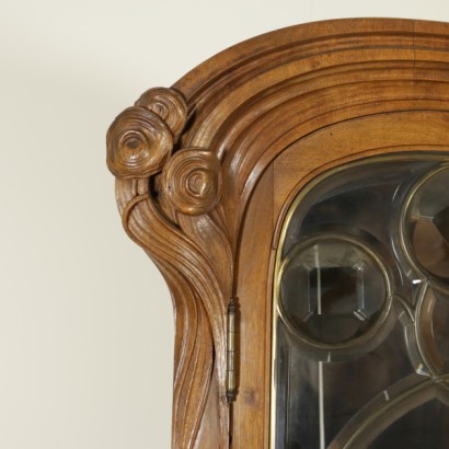 credenza, credenza liberty. credenza 900, credenza primi 900, credenza in noce, credenza in noce massello, credenza noce massello, credenza con intagli, intaglia floreali, credenza con intagli floreali, credenza carlo zen, credenza a giorno, maniglie in bronzo, di mano in mano, anticonline