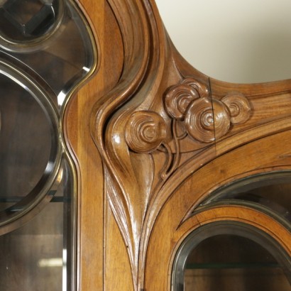 credenza, credenza liberty. credenza 900, credenza primi 900, credenza in noce, credenza in noce massello, credenza noce massello, credenza con intagli, intaglia floreali, credenza con intagli floreali, credenza carlo zen, credenza a giorno, maniglie in bronzo, di mano in mano, anticonline