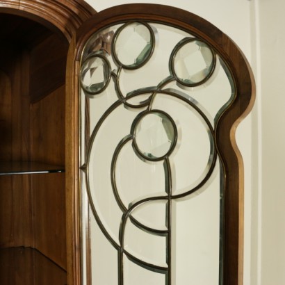 credenza, credenza liberty. credenza 900, credenza primi 900, credenza in noce, credenza in noce massello, credenza noce massello, credenza con intagli, intaglia floreali, credenza con intagli floreali, credenza carlo zen, credenza a giorno, maniglie in bronzo, di mano in mano, anticonline