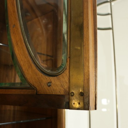 credenza, credenza liberty. credenza 900, credenza primi 900, credenza in noce, credenza in noce massello, credenza noce massello, credenza con intagli, intaglia floreali, credenza con intagli floreali, credenza carlo zen, credenza a giorno, maniglie in bronzo, di mano in mano, anticonline