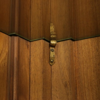 credenza, credenza liberty. credenza 900, credenza primi 900, credenza in noce, credenza in noce massello, credenza noce massello, credenza con intagli, intaglia floreali, credenza con intagli floreali, credenza carlo zen, credenza a giorno, maniglie in bronzo, di mano in mano, anticonline