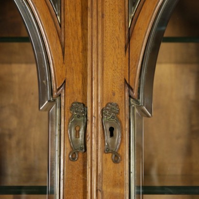 credenza, credenza liberty. credenza 900, credenza primi 900, credenza in noce, credenza in noce massello, credenza noce massello, credenza con intagli, intaglia floreali, credenza con intagli floreali, credenza carlo zen, credenza a giorno, maniglie in bronzo, di mano in mano, anticonline