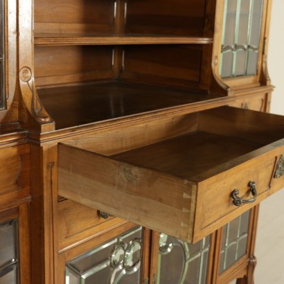 credenza, credenza liberty. credenza 900, credenza primi 900, credenza in noce, credenza in noce massello, credenza noce massello, credenza con intagli, intaglia floreali, credenza con intagli floreali, credenza carlo zen, credenza a giorno, maniglie in bronzo, di mano in mano, anticonline