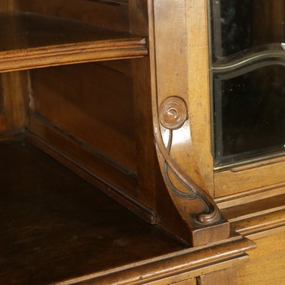 credenza, credenza liberty. credenza 900, credenza primi 900, credenza in noce, credenza in noce massello, credenza noce massello, credenza con intagli, intaglia floreali, credenza con intagli floreali, credenza carlo zen, credenza a giorno, maniglie in bronzo, di mano in mano, anticonline