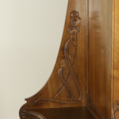 credenza, credenza liberty. credenza 900, credenza primi 900, credenza in noce, credenza in noce massello, credenza noce massello, credenza con intagli, intaglia floreali, credenza con intagli floreali, credenza carlo zen, credenza a giorno, maniglie in bronzo, di mano in mano, anticonline