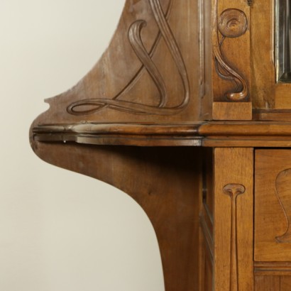 credenza, credenza liberty. credenza 900, credenza primi 900, credenza in noce, credenza in noce massello, credenza noce massello, credenza con intagli, intaglia floreali, credenza con intagli floreali, credenza carlo zen, credenza a giorno, maniglie in bronzo, di mano in mano, anticonline