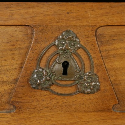 credenza, credenza liberty. credenza 900, credenza primi 900, credenza in noce, credenza in noce massello, credenza noce massello, credenza con intagli, intaglia floreali, credenza con intagli floreali, credenza carlo zen, credenza a giorno, maniglie in bronzo, di mano in mano, anticonline