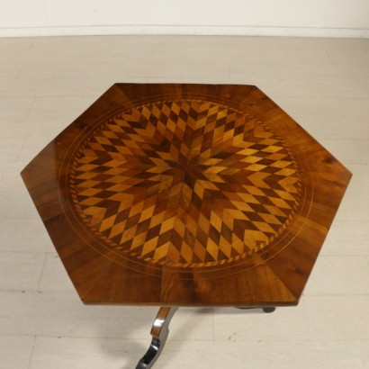 Mesa de café hexagonal con incrustaciones de piso