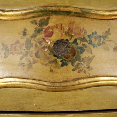 comodini, comodini antichi, coppia di comodini, comodini laccati, comodini in legno laccato, comodini 900, comodini inizi 900, comodini primi 900, comodini decorati, di mano in mano, anticonline, comodini in stile barocchetto, comodini barocchetti
