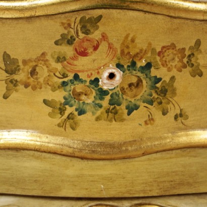 comodini, comodini antichi, coppia di comodini, comodini laccati, comodini in legno laccato, comodini 900, comodini inizi 900, comodini primi 900, comodini decorati, di mano in mano, anticonline, comodini in stile barocchetto, comodini barocchetti