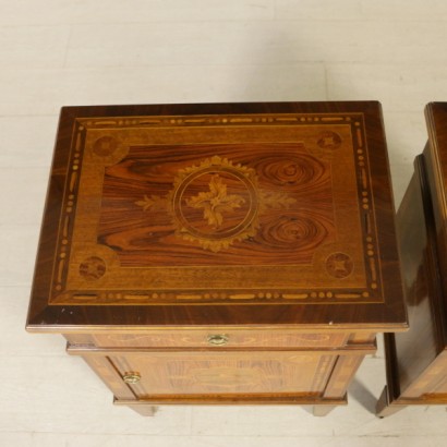 {* $ 0 $ *}, Nachttische im neoklassizistischen Stil, neoklassische Nachttische, antike Nachttische, antike Nachttische, antike Nachttische, Nachttische in Bois de Violette, 900 Nachttische, Nachttische aus der Mitte des Jahrhunderts, Nachttische aus Nussbaum, antike Möbel, antike Möbel, Möbel Antiquitäten