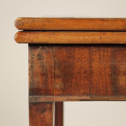 Tisch in buch - besonders