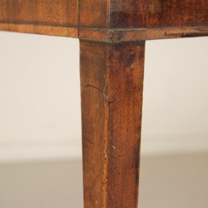 Tisch in buch - besonders