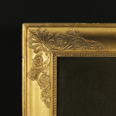 Portrait einer jungen frau mit halskette - rahmen