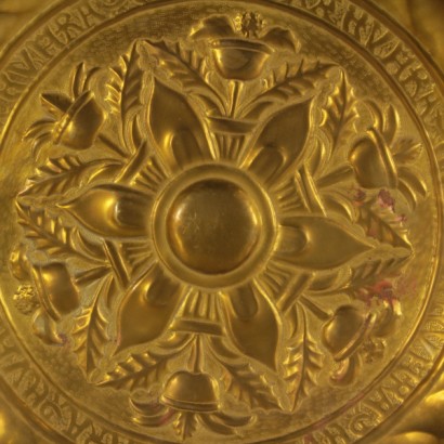 di mano in mano, elemosiniere in bonzo, elemosiniere antico, elemosiniere antiquariato, elemosiniere in bronzo dorato, elemosiniere cesellato, cesellato a mano, elemosiniere decorato, elemosiniere in bronzo balzato, elemosiniere 900, elemosiniere primi 900