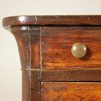 Cassettone in noce - particolare