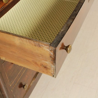 Cassettone in noce - particolare