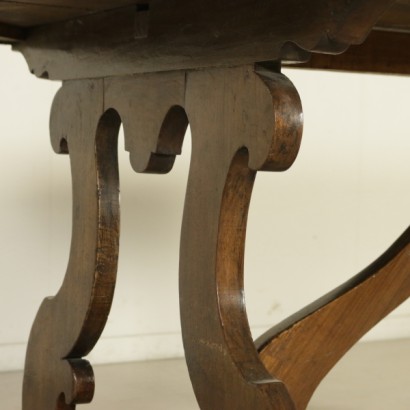 di mano in mano, tavolo antico, tavolo di antiquariato, tavolo in noce, tavolo 900, tavolo prima metà 900, tavolo assemblato con legni antichi, piano sagomato