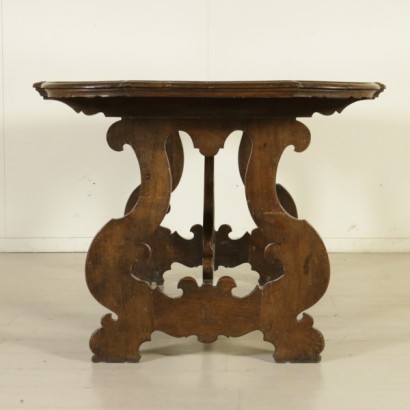 di mano in mano, tavolo antico, tavolo di antiquariato, tavolo in noce, tavolo 900, tavolo prima metà 900, tavolo assemblato con legni antichi, piano sagomato