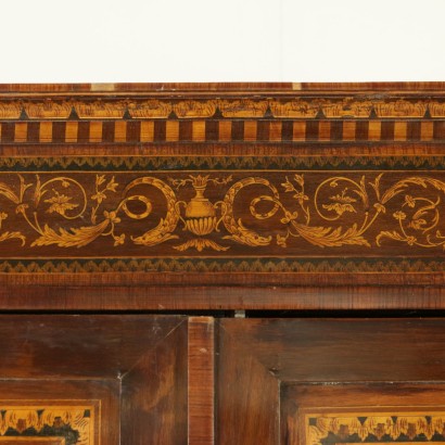 di mano in mano, armadio con cassetti, armadio intarsiato, armadio decorato, armadio motivi fogliacei, armadio con riserve, armadio antico, armadio antiquariato, armadio italia, armadio in noce, armadio palissandro, armadio assenze varie, armadio 900, armadio novecento