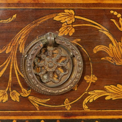 di mano in mano, armadio con cassetti, armadio intarsiato, armadio decorato, armadio motivi fogliacei, armadio con riserve, armadio antico, armadio antiquariato, armadio italia, armadio in noce, armadio palissandro, armadio assenze varie, armadio 900, armadio novecento