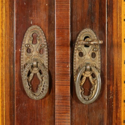 di mano in mano, armadio con cassetti, armadio intarsiato, armadio decorato, armadio motivi fogliacei, armadio con riserve, armadio antico, armadio antiquariato, armadio italia, armadio in noce, armadio palissandro, armadio assenze varie, armadio 900, armadio novecento