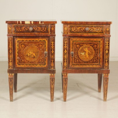 di mano in mano, comodini con anta, comodini intarsiati, comodini essenze varie, comodini antichi, comodini decorati, comodini antiquariato, comodini italia, comodini antiquariato, comodini 900, comodini novecento, comodini in noce, comodini in palissandro